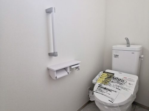 トイレには、快適な温水洗浄便座が備わっています♪お年寄りやお子様の安全のために手すりが付いています♪